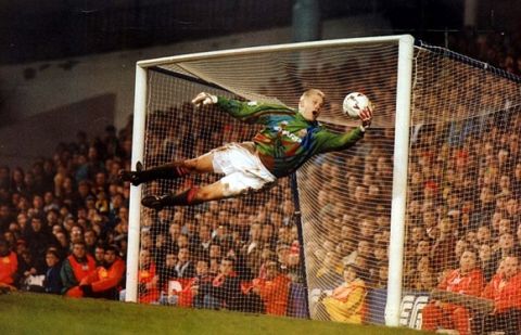 PKT4334-314173
FOOTBALLER - PETER SCHMEICHEL

1994

Manchester United  goalkeeper Peter Schmeichel is at full stretch to keep out a header from Steve Sedgley.