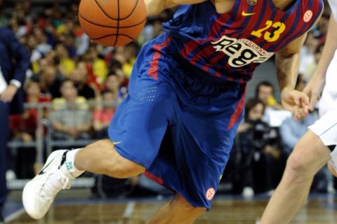 Barcelona's Jasikevicius (L) drives to the basket past Dallas Mavericks' Chris Kaman during their friendly NBA Europe Live basketball match in Barcelona, October 9, 2012. REUTERS/Sergio Carmona (SPAIN - Tags: SPORT BASKETBALL)