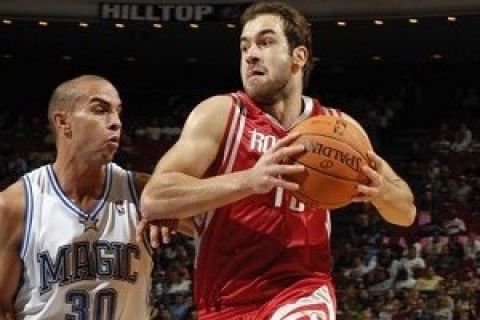 ORLANDO, FL - OCTOBER 26:   Vassilis Spanoulis #10 of the Houston Rockets takes the ball towards the basket against Carlos Arroyo #30 of the Orlando Magic October 26, 2006 at TD Waterhouse Centre in Orlando, Florida.  NOTE TO USER: User expressly acknowledges and agrees that, by downloading and/or using this Photograph, User is consenting to the terms and conditions of the Getty Images License Agreement. Mandatory Copyright Notice:  Copyright 2006 NBAE (Photo by Fernando Medina/NBAE via Getty Images)  *** Local Caption *** Vassilis Spanoulis;Carlos Arroyo
