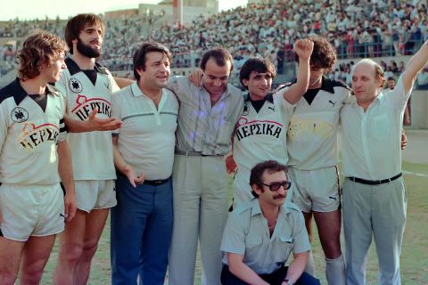 Ο Γιώργος Κούδας με τους Αλαβάντα, Μπανιώτη και Αλεξανδρίδη πανηγυρίζουν την κατάκτηση του πρωταθλήματος το 1985