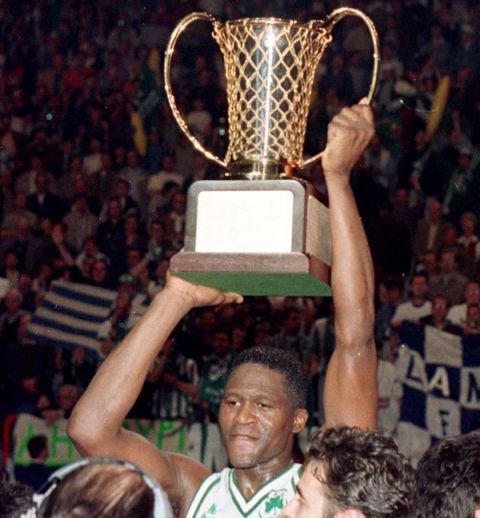 Ο Ντομινίκ Γουίλκινς σηκώνει το Κύπελλο Πρωταθλητριών του 1996 στο Παρίσι