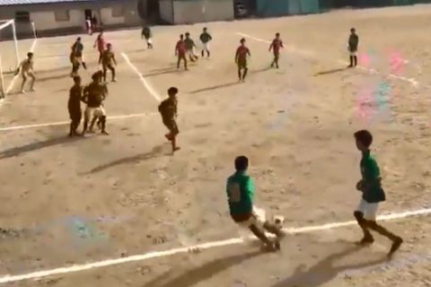 Το απίθανο "μουντιαλικό" φάουλ του Κρόος σε παιδικό αγώνα και χωμάτινο γήπεδο στο Μαρόκο!
