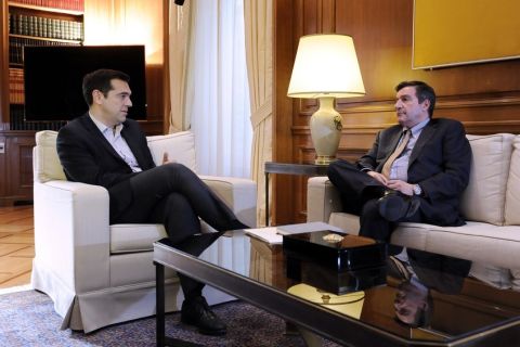 Συνάντηση του πρωθυπουργού Αλέξη Τσίπρας με τον δήμαρχο Αθηναίων, Γιώργο Καμίνη, στο Μέγαρο Μαξίμου την Πέμπτη 16 Μαρτίου 2017.
(EUROKINISSI/ΤΑΤΙΑΝΑ ΜΠΟΛΑΡΗ)