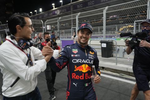 Ο Σέρτζιο Πέρεζ πανηγυρίζει την pole position στη Σαουδική Αραβία