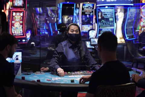 Dealer σε τραπέζι blackjack σε καζίνο στο Λας Βέγκας