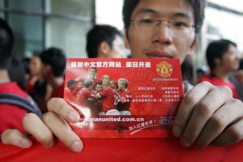 BEIJING, CHINA:  Chinese soccer fans of English Premier League's Manchester United wait outside a Beijing hotel for the team's arrival from Hong Kong, 24 July 2005, one day after the Red Devils 2-0 win in the opening game of their Asian Tour.  After playing a Beijing side 26 July, United will wrap up the tour of with fixtures against Japanese J League sides Kashima Antlers and Urawa Red Diamonds later this week.  AFP PHOTO/ Frederic J. BROWN  (Photo credit should read FREDERIC J. BROWN/AFP/Getty Images)