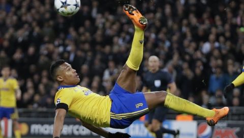 Juventus' Alex Sandro performs an acrobatic kick during the Champions League, round of 16, second-leg soccer match between Juventus and Tottenham Hotspur, at the Wembley Stadium in London, Wednesday, March 7, 2018. (AP Photo/Kirsty Wigglesworth)