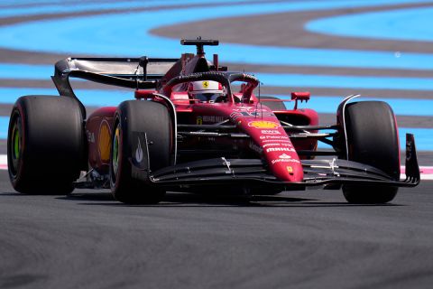 Ο Σαρλ Λεκλέρ της Ferrari σε στιγμιότυπο των ελεύθερων δοκιμών του GP Γαλλίας στο "Πολ Ρικάρ", Λε Καστελέ | Παρασκευή 22 Ιουλίου 2022