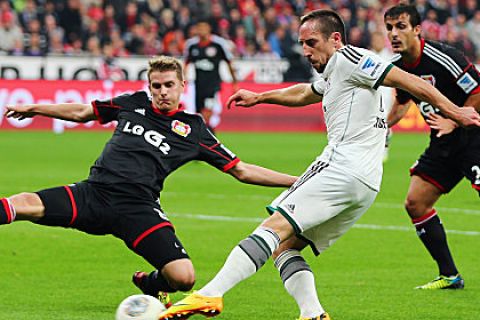 LEVERKUSEN, GERMANY - OCTOBER 05: Franck Ribery of Muenchen is challenged by Lars Bender of Leverkusen during the Bundesliga match between Bayer Leverkusen and FC Bayern Muenchen at BayArena on October 5, 2013 in Leverkusen, Germany.  (Photo by Alex Grimm/Bongarts/Getty Images)