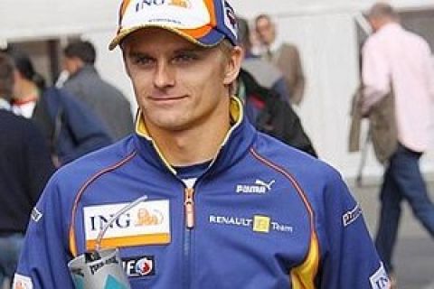 Finnish Renault driver Heikki Kovalainen walks in the paddock of the Spa-Francorchamps racetrack, 16 September 2007 in Spa, before the Belgium Formula One Grand Prix. AFP PHOTO BERTRAND GUAY