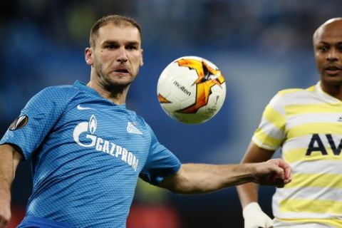 Zenit's Branislav Ivanovic, left, and Fenerbahce's Andre Ayew challenge for the ball during the Europa League round of 32 soccer match between Zenit St.Petersburg and Fenerbahce at the Saint Petersburg Stadium in St.Petersburg, Thursday, Feb. 21, 2019. (AP Photo/Dmitri Lovetsky)