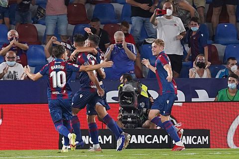 Οι παίκτες της Λεβάντε πανηγυρίζουν γκολ που σημείωσαν κόντρα στη Ρεάλ για τη La Liga 2021-2022 στο "Θιουτάτ ντε Βαλένθια", Βαλένθια | Κυριακή 22 Αυγούστου 2021