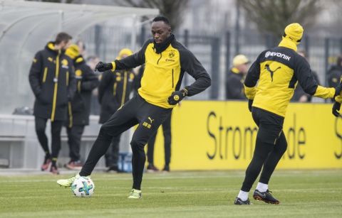 Jamaica's former sprinter Usain Bolt, center, takes part in a practice session of the Borussia Dortmund soccer squad in Dortmund, Germany, Friday, March 23, 2018. (Guido Kirchner/dpa via AP)