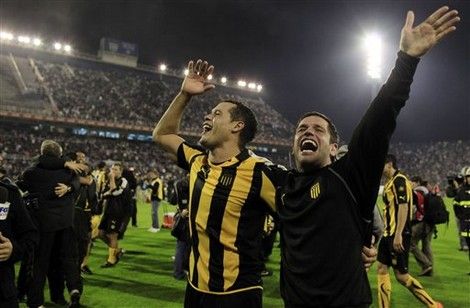 Los jugadores de Peñarol de Uruguay festejan tras clasificarse a la final de la Copa Libertadores el jueves, 2 de junio de 2011, en Buenos Aires. (AP Photo/Natacha Pisarenko)