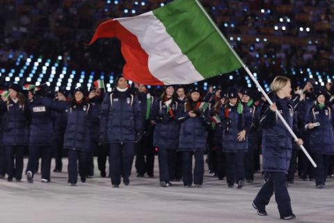Η Αριάνα Φοντάνα κρατά την ιταλική σημαία κατά τη διάρκεια της τελετής έναρξης των Ολυμπιακών Αγώνων του 2018