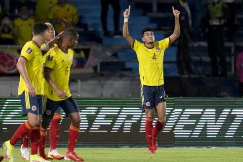 Ο Λουίς Ντίας πανηγυρίζει το γκολ του στον αγώνα της Κολομβίας με τη Χιλή για τα προκριματικά του Παγκοσμίου Κυπέλλου στην Μπαρανκίγια
