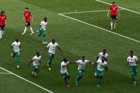 Οι παίκτες της Σενεγάλης πανηγυρίζουν γκολ που σημείωσαν κόντρα στην Αίγυπτο στα προκριματικά του Παγκοσμίου Κυπέλλου 2022 στο "Σταντ Με Αμπντουλέιγ Γουάντ", Ντακάρ | Τρίτη 29 Μαρτίου 2022