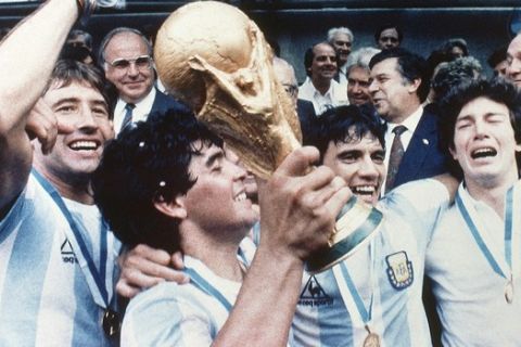O Μαραντόνα πανηγυρίζει την κατάκτηση του Μουντιάλ με τη φανέλα της εθνικής Αργεντινής το 1986
