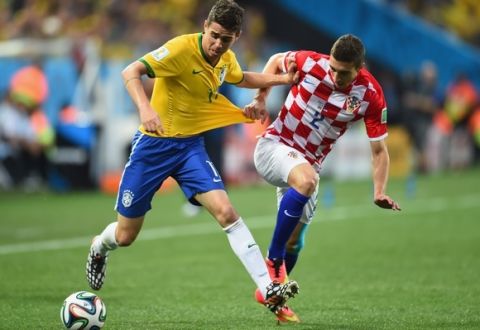 SAO PAULO, BRAZIL - JUNE 12:  Oscar of Brazil fights off Sime Vrsaljko of Croatia in the first half during the 2014 FIFA World Cup Brazil Group A match between Brazil and Croatia at Arena de Sao Paulo on June 12, 2014 in Sao Paulo, Brazil.  (Photo by Buda Mendes/Getty Images)