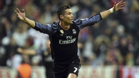El jugador de Real Madrid, Cristiano Ronaldo, festeja un gol contra Bayern Munich en la Liga de Campeones el miércoles, 12 de abril de 2017, en Munich, Alemania. (Andreas Gebert/dpa via AP)