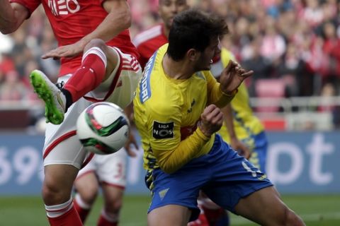 Benfica's Andreas Samaris, tussles for the ball with Estoril's Kleber Pinheiro, right, during a Portuguese league soccer match between Benfica and Estoril at Benfica's Luz stadium, in Lisbon, Saturday, Feb. 28, 2015. Benfica beat Estoril 6-0. (AP Photo/Francisco Seco)
