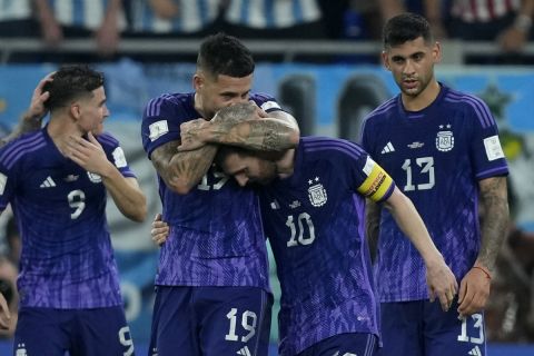 Οι παίκτες της Αργεντινής πανηγυρίζουν γκολ που σημείωσαν κόντρα στην Πολωνία για τη φάση των ομίλων του Παγκοσμίου Κυπέλλου 2022 στο "Στάδιο 974", Ντόχα | Τετάρτη 30 Νοεμβρίου 2022
