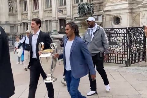Champions League: Ο Καρεμπέ μετέφερε στο Παρίσι το τρόπαιο