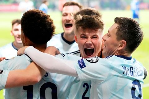 Οι παίκτες της Σκωτίας πανηγυρίζουν γκολ που σημείωσαν κόντρα στη Μολδαβία για τους προκριματικούς ομίλους της ευρωπαϊκής ζώνης του Παγκοσμίου Κυπέλλου 2022 στο "Σταντιονούλ Ζίμπρου", Κισινάου | Παρασκευή 12 Νοεμβρίου 2021