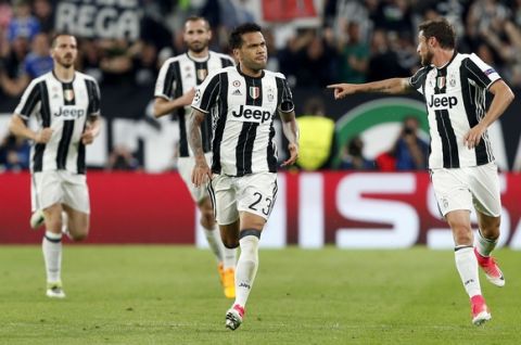 Juventus' scorer Dani Alves, front center, and his teammates celebrate their side's 2nd goal during the Champions League semi final second leg soccer match between Juventus and Monaco in Turin, Italy, Tuesday, May 9, 2017. (AP Photo/Antonio Calanni)