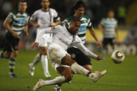 Sporting's Jaime Valdes (R) fights for the ball with Guimaraes' Ricardo Ferreira during their Portuguese Premier League soccer match at Alvalade stadium in Lisbon  November 8, 2010. 
REUTERS/Rafael Marchante (PORTUGAL - Tags: SPORT SOCCER)