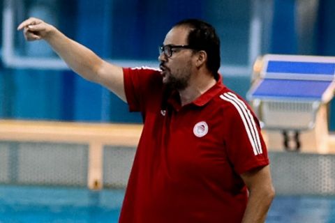 Ο Χάρης Παυλίδης δίνει οδηγίες στο Νε Πατρών - Ολυμπιακός