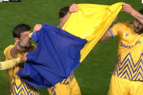 Οι παίκτες του ΑΠΟΕΛ πανηγυρίζουν το γκολ κόντρα στην Ομόνοια με τη φανέλα της Ουκρανίας