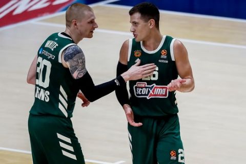 Γουάιτ και Νέντοβιτς μιλούν σε στιγμιαία διακοπή του αγώνα του Παναθηναϊκού με τη Βαλένθια για την EuroLeague