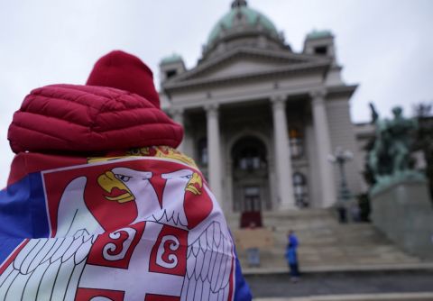 Υποστηρικτής του Τζόκοβιτς διαδηλώνει με τη σημαία της Σερβίας στους ώμους
