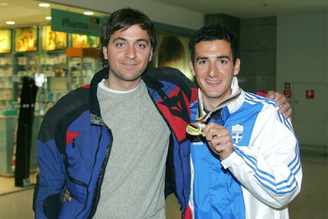 Ο Γιάννης Ταμουρίδης με το χάλκινο μετάλλιο από το Παγκόσμιο Πρωτάθλημα πίστας του 2006 στο Μπορντώ, στο αγώνισμα του scratch race. Δίπλα του, ο αείμνηστος Σπύρος Παπαγιάννης, ποδηλάτης και δημοσιογράφος, που είχε πάει στο αεροδρόμιο για να τον υποδεχτεί (17/4/2006). 