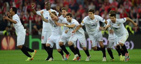 TURIN, ITALY - MAY 14:  Sevilla players celebrate after Kevin Gameiro of Sevilla (not pictured) scores the winning penalty in the shoot out during the UEFA Europa League Final match between Sevilla FC and SL Benfica at Juventus Stadium on May 14, 2014 in Turin, Italy.  (Photo by Jamie McDonald/Getty Images)