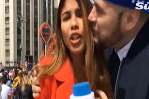 VIDEO: Φιλί και... χούφτωμα on air από οπαδό σε δημοσιογράφο!
