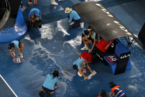 Οι διοργανωτές καθαρίζουν το κορτ μετά τη βροχόπτωση στην αναμέτρηση του Τσιτσιπάς με τον Σίνερ στο Australian Open