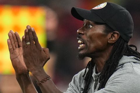 Ο προπονητής της Σενεγάλης, Αλιού Σισέ, σε στιγμιότυπο της αναμέτρησης με την Ολλανδία για τη φάση των ομίλων του Παγκοσμίου Κυπέλλου 2022 στο "Αλ Τουμαμά", Ντόχα | Δευτέρα 21 Νοεμβρίου 2022