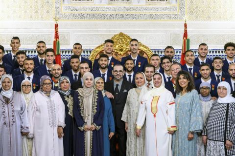 Οι παίκτες του Μαρόκου μαζί με τις μητέρες τους στον βασιλιά της χώρας