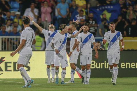 Οι παίκτες της εθνικής Ελλάδος πανηγυρίζουν το γκολ του Τάσου Μπακασέτα στο ματς με το Κόσοβο για το Nations League