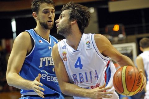 Milos Teodosic (R) from Serbia vies for the ball with Andrea Bargnani of Italy during the 2011 Eurobasket championship group B qualifying round, in Siauliai on August 31, 2011. AFP PHOTO / JANEK SKARZYNSKI (Photo credit should read JANEK SKARZYNSKI/AFP/Getty Images)