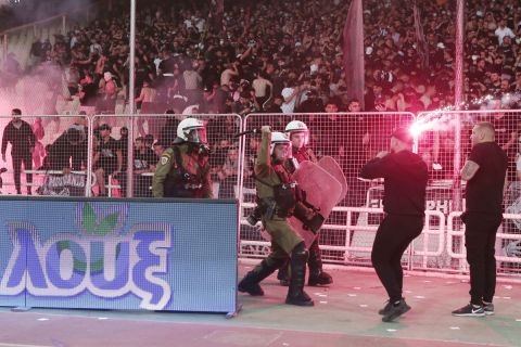 Μάχες σώμα με σώμα μεταξύ οπαδών του ΠΑΟΚ και αστυνομικών