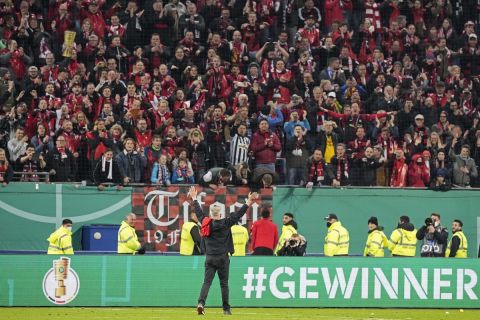 Ο προπονητής της Φράιμπουργκ, Κρίστιαν Στράιχ, πανηγυρίζει την πρόκριση από τον ημιτελικό του DFB-Pokal 2021-2022 κόντρα στο Αμβούργο | Τρίτη 19 Απριλίου 2022