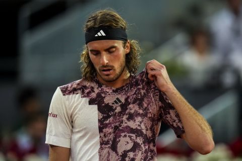 Ο Στέφανος Τσιτσιπάς απογοητευμένος σε αγώνα του στο Madrid Open