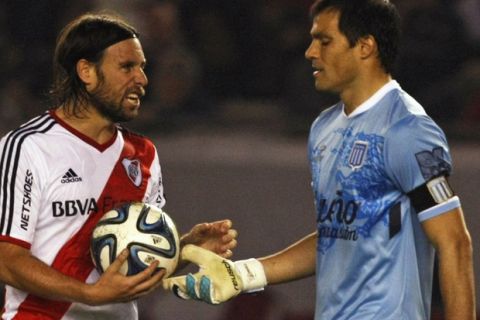 River Plate's Fernando Cavenaghi (L) talks to Racing Club's goalkeeper Sebastian Saja as Cavenaghi prepares to take a penalty kick during their Argentine First Division soccer match in Buenos Aires May 4, 2014. REUTERS/Agustin Marcarian (ARGENTINA - Tags: SPORT SOCCER)