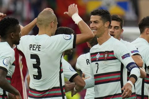 Ο Κριστιάνο Ρονάλντο της Πορτογαλίας πανηγυρίζει με τον Πέπε γκολ που σημείωσε κόντρα στην Ουγγαρία για τη φάση των ομίλων του Euro 2020 στην "Πούσκας Αρένα", Βουδαπέστη | Τρίτη 15 Ιουνίου 2021