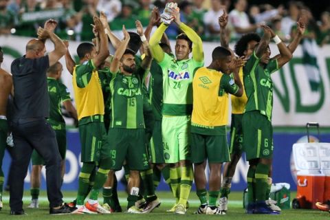 FILE PHOTO - Players of Chapecoense celebrate after their match against San Lorenzo at the Arena Conda stadium in Chapeco, Brazil, November 23, 2016.  An aircraft with 81 people aboard, including Brazilian football team Chapecoense, crashed in central Colombia, the country's civil aviation association said on its website on November 29, 2016. REUTERS/Paulo Whitaker/File Photo