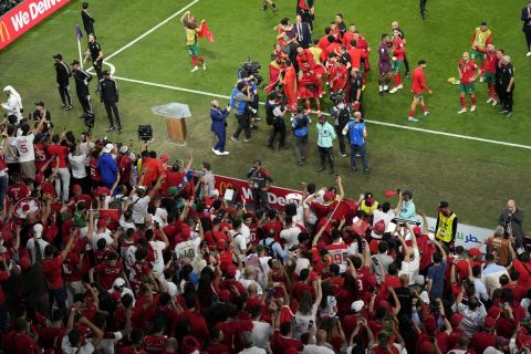 Παίκτες και οπαδοί του Μαρόκου πανηγυρίζουν τη μεγάλη πρόκριση