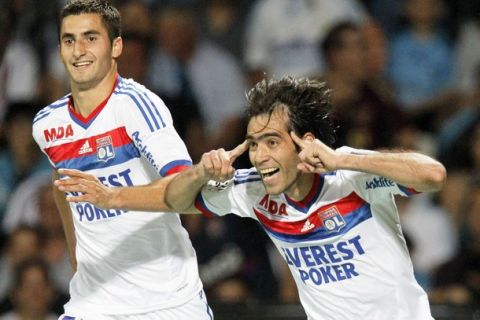Olympique Lyon's Cesar Delgado (R) and Maxime Gonalons (L) celebrate after scoring against Olympique Marseille during their French Ligue 1 soccer match at the Gerland stadium in Lyon May 8, 2011.  REUTERS/Robert Pratta (FRANCE - Tags: SPORT SOCCER)